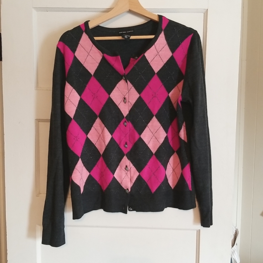 New York & Co pink and gray argyle cardigan